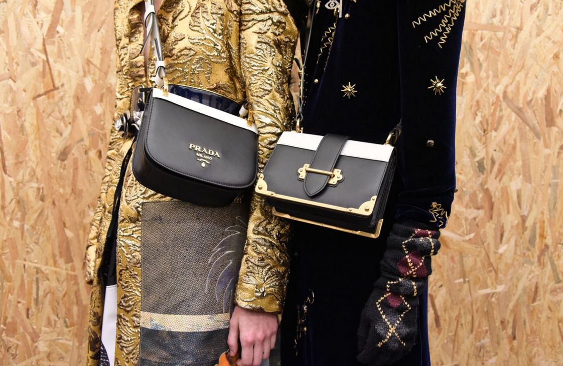Louis Vuitton Double V Bag and Wallet  Bolsas de grife, Bolsas,  Propagandas de produtos
