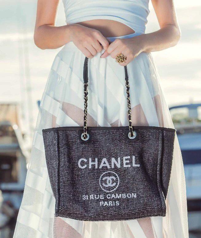 Looks com bolsas Chanel  Looks, Bolsa chanel, Looks sociais