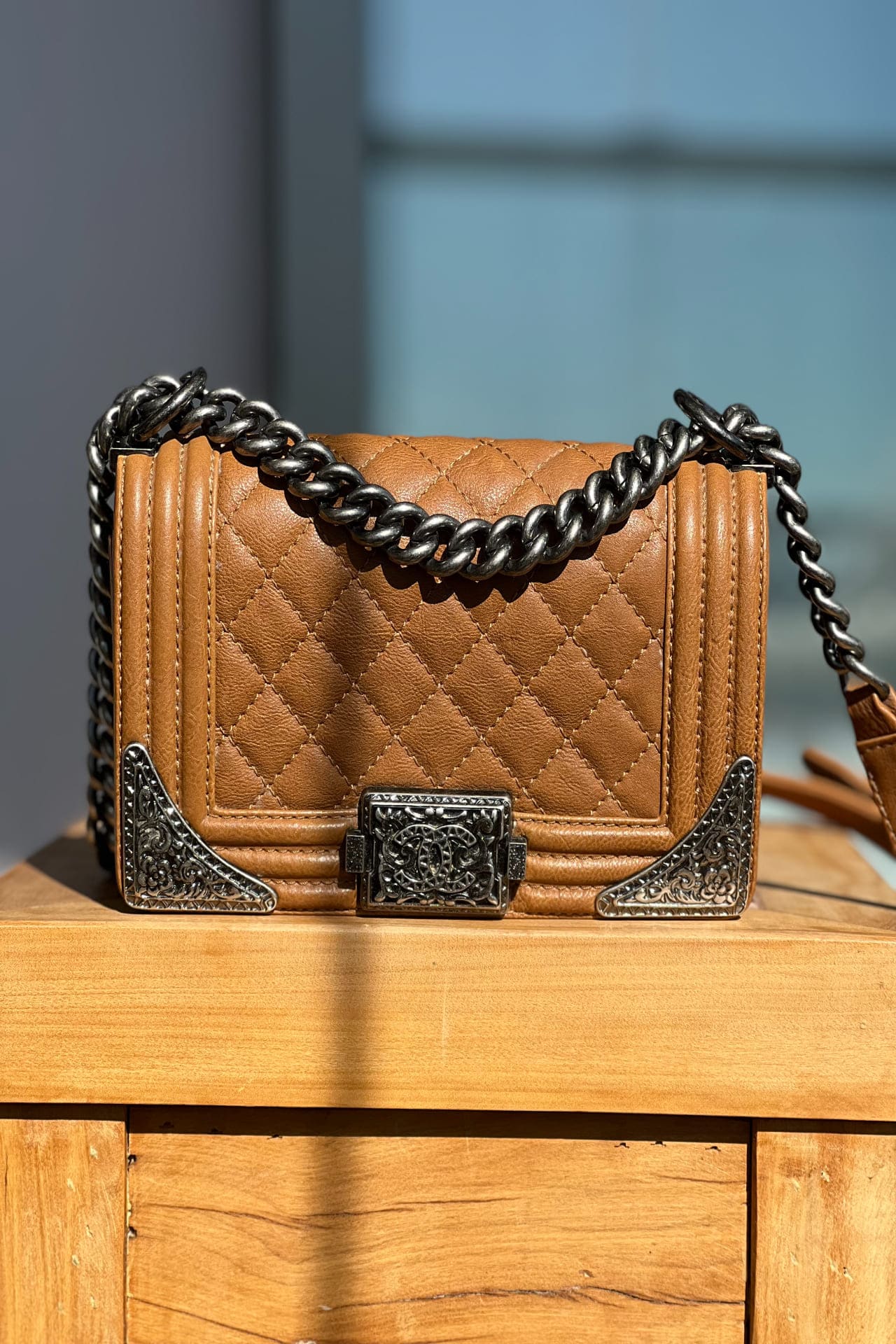 Conheça a história da bolsa Chanel Boy - Cansei Vendi - Brechó de Luxo  Online e Moda Circular